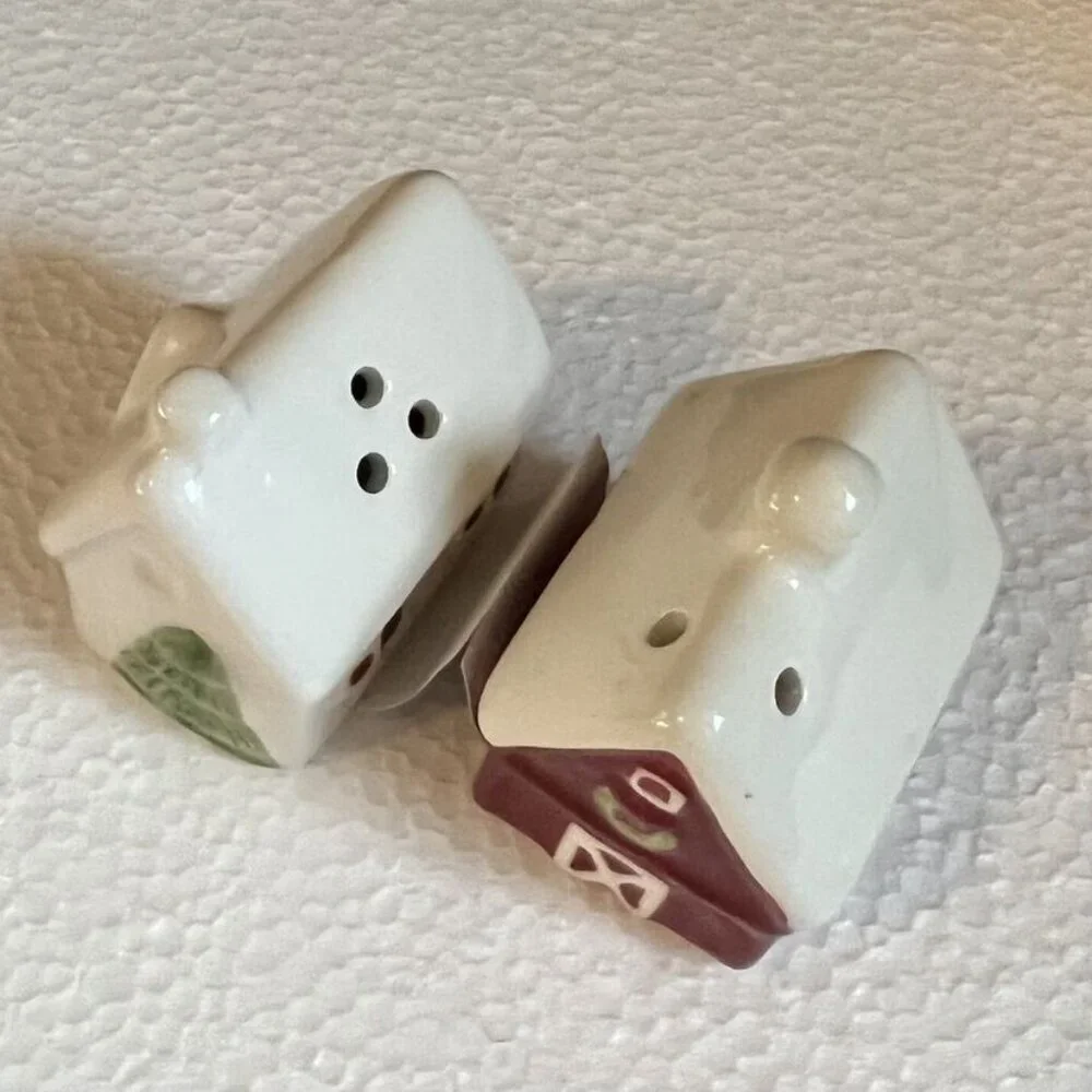 NEW Christmas Country Cottage Salt & Pepper Shaker Set / Ornament